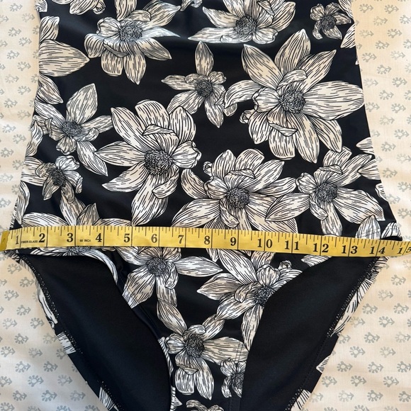 Crown & Ivy NWT Floral Black and White Ruffle Strap One Piece Small Swimsuit - Picture 10 of 12
